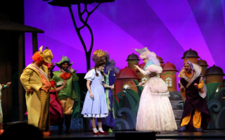 英文音乐剧的短剧剧本，英文音乐剧的短剧剧本怎么写