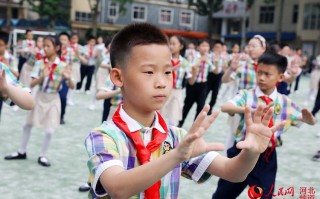 儿童进门恶搞视频，