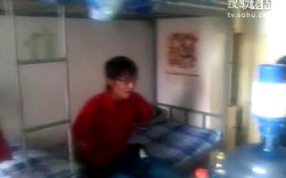 男生寝室恶搞的视频，男生寝室恶搞的视频大全